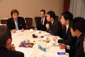 向山武夫実行委員長(奥左)と90周年記念事業実行委員会