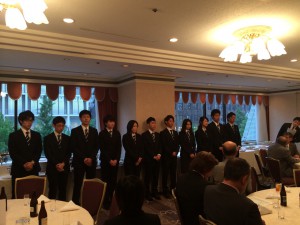 部員紹介をする平山新監督