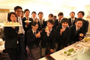 社会人1年目の岩城有美と植田雄貴(左端2人)が新人OB・OG として初参加。にぎわってます!