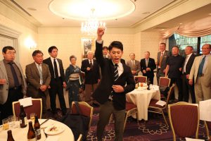 佐藤主将のリードで逍遥歌を部員、OB・OG が輪になって合唱する。