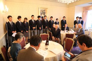 目標や活動内容をプレゼンテーションする部員