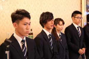 左から主将・佐藤雄毅(3)、主務・栗栖渉(3)、マネージャー武田彩(3)、副将・岡村卓実(2)